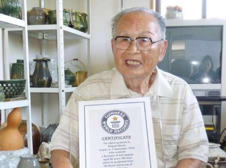 مسن‌ترین دانشجوی جهان در سن 96 سالگی توانست از یکی از دانشگاه‌های ژاپن فارغ‌التحصیل شود و نام خود را در کتاب گینس به ثبت برساند.